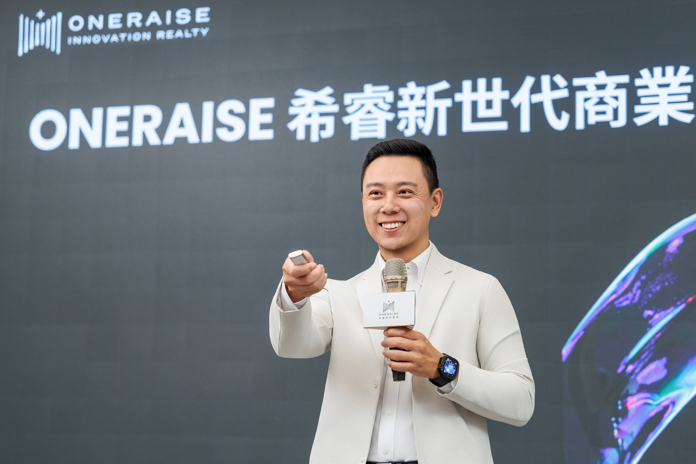 希睿創新置業總經理蔡焦緯於現場演講中指出,未來代銷不僅是銷售執行者,更是不動產開發商品牌顧問,希睿將以數據與模型協助精準掌握市場動能。(圖/ 方睿科技)