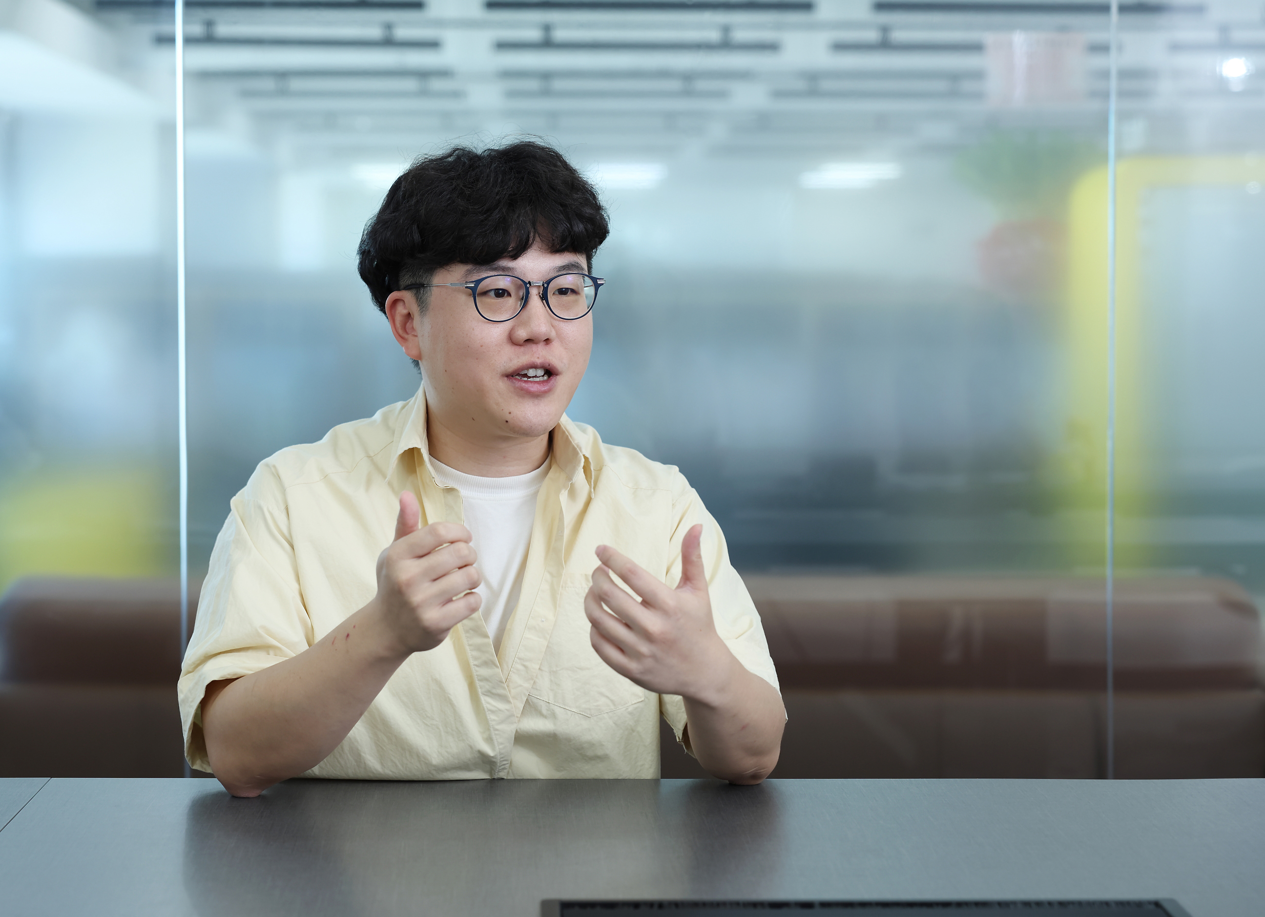 方睿科技執行長吳健宇指出商用不動產是企業營運的重要基礎,方睿看到其市場與背後生態系的潛力,致力透過數據與科技推動產業升級。(圖/數位時代攝)